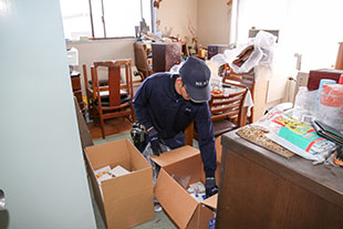 故人が残した多くの物品（ご遺品）を、物が簡単に捨てられない今、重要書類の分別や不用品の分別廃棄、大型品の回収手配を一つ一つ行うには、心身ともにご負担が大きいですから、ネクストが責任をもって短時間で、遺品整理を行います。