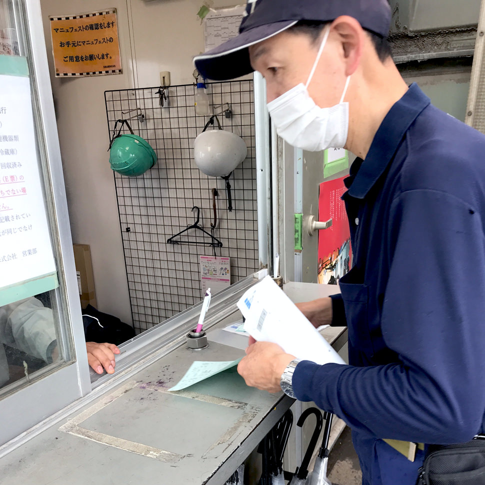 ゴミ屋敷中に隙間なく敷き詰められた生ごみであっても、現場でゴミをきちんと仕分け整理をした上でネクスト本社へ運搬し、ネクスト社内にて改めてごみを分別した上でゴミ処理場に持ち運び、すべてのゴミを適切に処理させていただきます。ご遺族様に不法投棄の疑いがかからないよう、ネクストはしっかりとゴミの後処理まできちんと対応をさせていただいております。こちらは正式にゴミ処理場で手続きをし、処理している場面です。