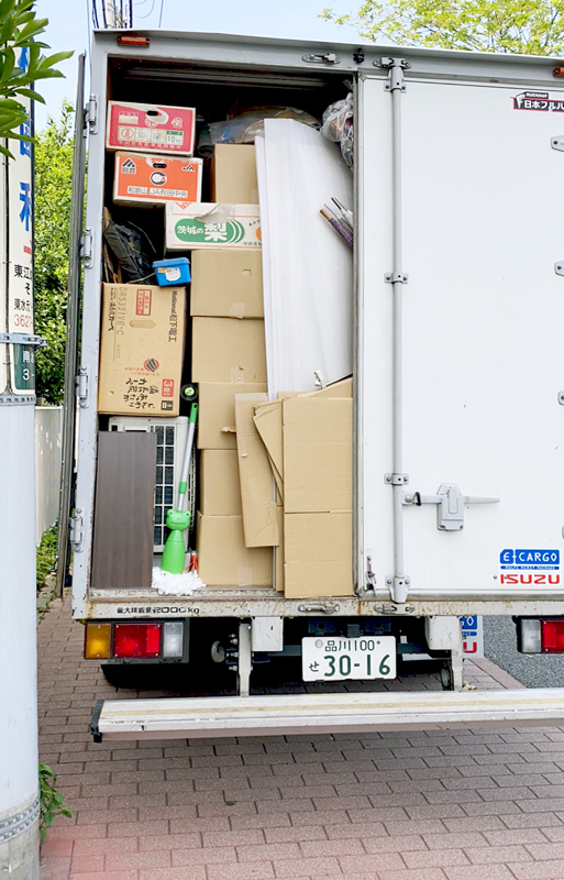 たとえゴミ屋敷中に隙間なく敷き詰められた生ごみがひどい現場であろうとも、現場でゴミをきちんと仕分け整理をした上でネクスト本社へ運搬し、ネクスト社内にて改めてごみを分別した上でゴミ処理場に持ち運び、すべてのゴミを適切に処理させていただきます。ご遺族様に不法投棄の疑いがかからないよう、ネクストはしっかりとゴミの後処理まできちんと対応をさせていただいております。