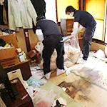 遺品整理ネクストの特殊清掃チームが現場作業をしている写真風景です。