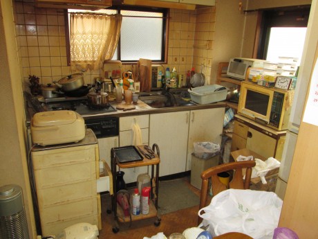 神奈川県南足柄市市にあるマンションの一室（2DK）で、孤独死（孤立死）された現場の特殊清掃と遺品整理を、親族の方より作業依頼がございました。
高齢の方の一人暮らしは、どうしても不自由になる部分も出てきてしまうのか、ゴミをためてしまう方もおられますが、こちらの現場でも、家財の量は多く、部屋も整理しきれていないご様子です。生前の姿を想像すると、心苦しくなります。